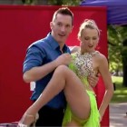fata sexy danseaza salsa