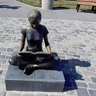 statuie fata citeste
